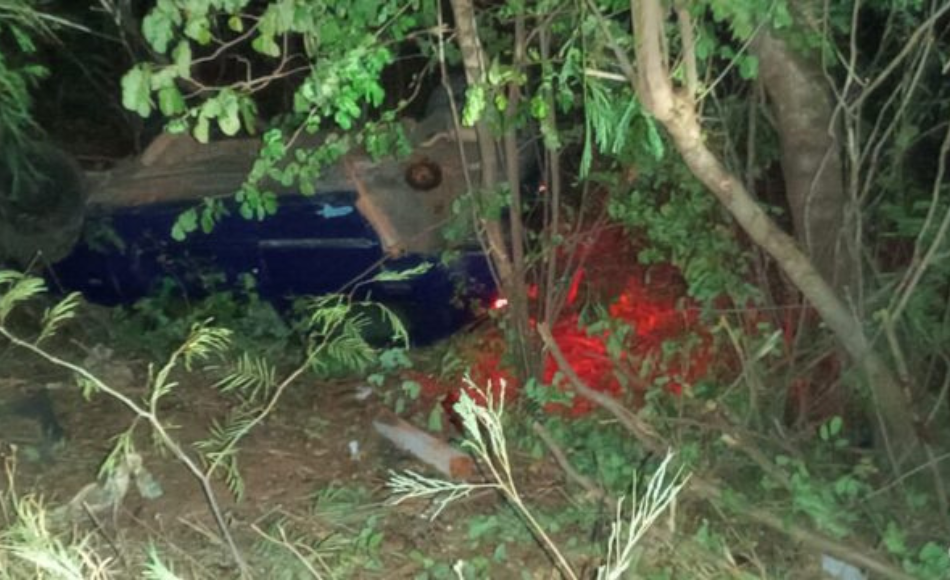 Motorista fica ferido após capotamento na MGC-122, em Janaúba