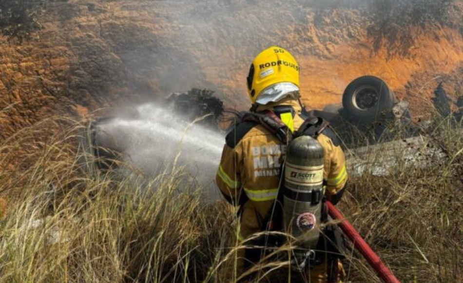 Caminhão carregado com feijão e cevada tomba e pega fogo na BR-251, em Salinas